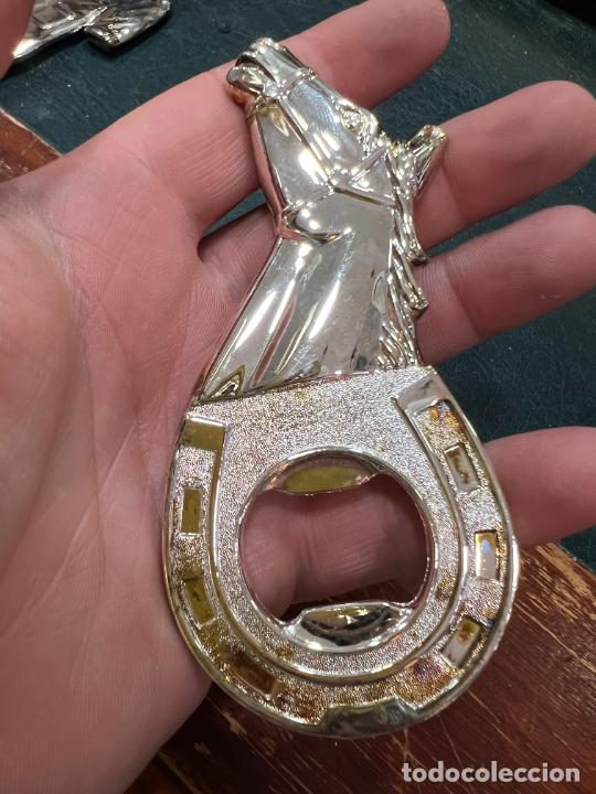 Coleccionismo: ABRIDOR DE LATILLA EN METAL CON BA&Ntilde;O DE PLATA - MEDIDA 11 CM