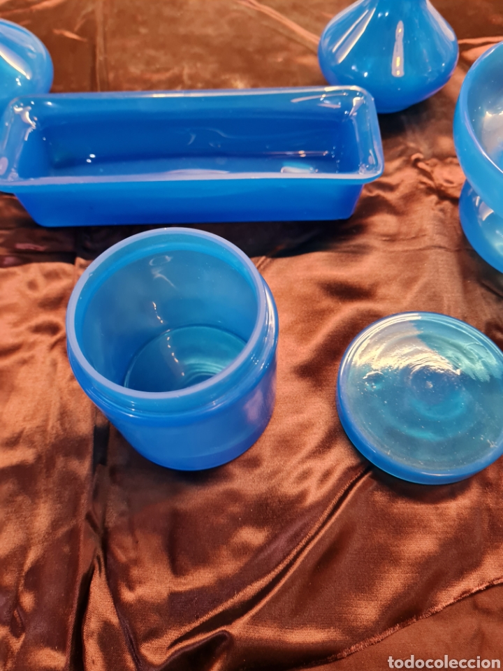Coleccionismo: Juego de tocador antiguo de opalina azul - Foto 2