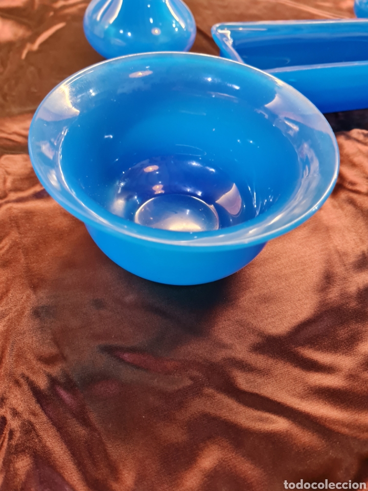 Coleccionismo: Juego de tocador antiguo de opalina azul - Foto 3