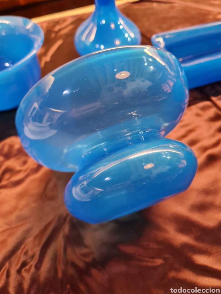Coleccionismo: Juego de tocador antiguo de opalina azul - Foto 4