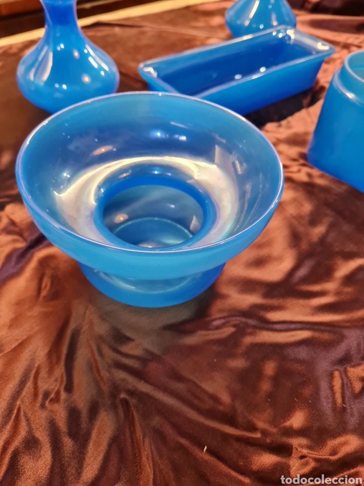 Coleccionismo: Juego de tocador antiguo de opalina azul - Foto 5