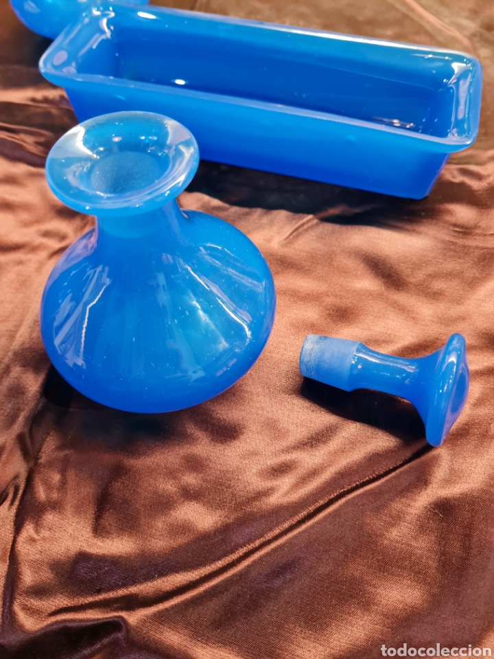 Coleccionismo: Juego de tocador antiguo de opalina azul - Foto 6