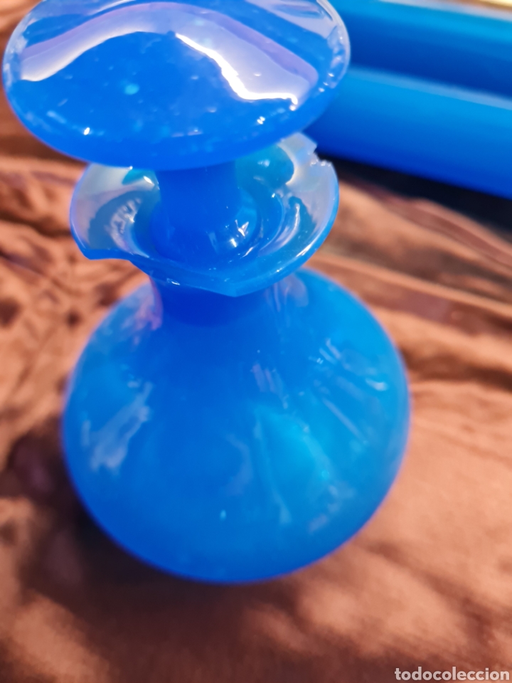 Coleccionismo: Juego de tocador antiguo de opalina azul - Foto 9