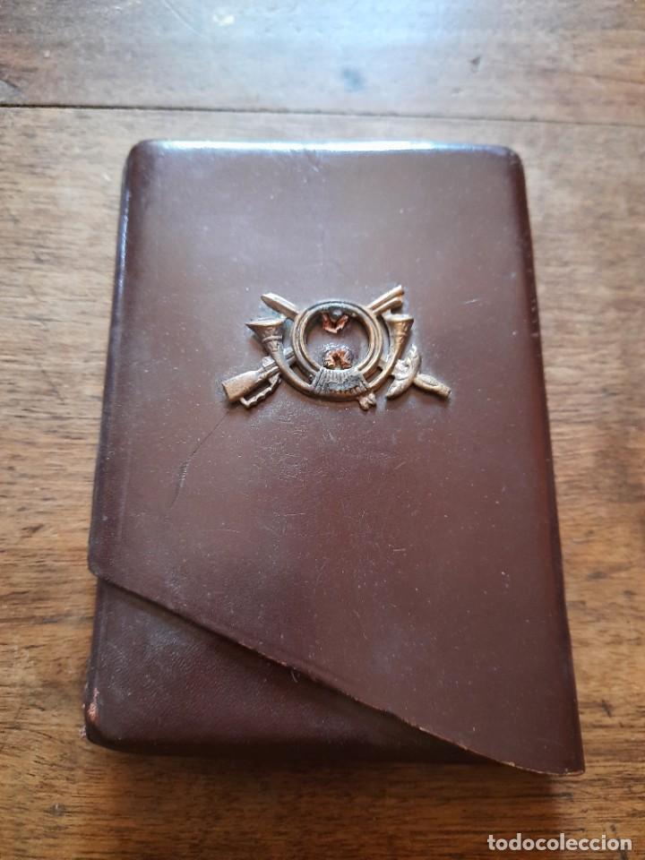 Coleccionismo: Tabaquera de cuero con emblema de infanteria &eacute;poca republica - Foto 1