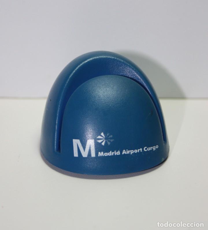 Coleccionismo: PISAPAPELES PARA NOTAS MADRID AIRPORT CARGO 4 CMS