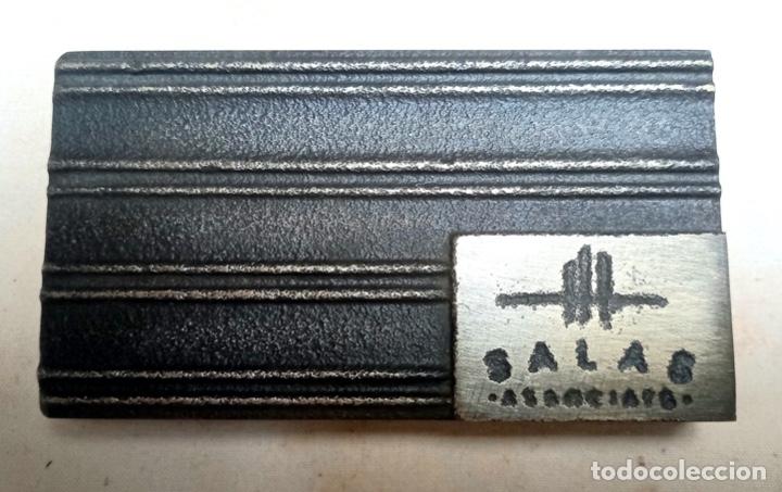 Coleccionismo: Pisapapeles con forma de ladrillo hueco fundido en bronce SALAS ASSOCIATS