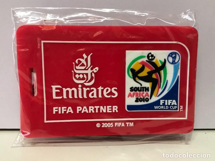 Coleccionismo: ETIQUETAS PARA MALETAS, DE GOMA DURA, FLY EMIRATES FIFA WORLD CUP