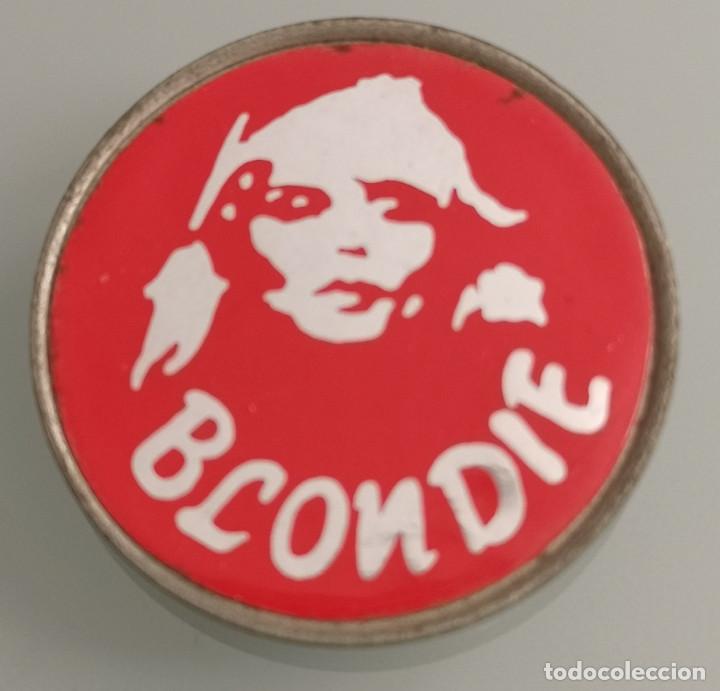 Coleccionismo: CHAPA AGUJA - BLONDIE - Foto 1