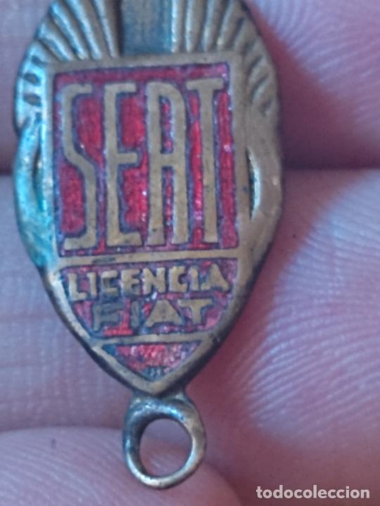 Coleccionismo: SEAT LICENCIA FIAT CHAPITA ESMALTE CON DOS ARGOLLAS ANTIGUO A&Ntilde;OS 50 60 3 CM ORIGINAL