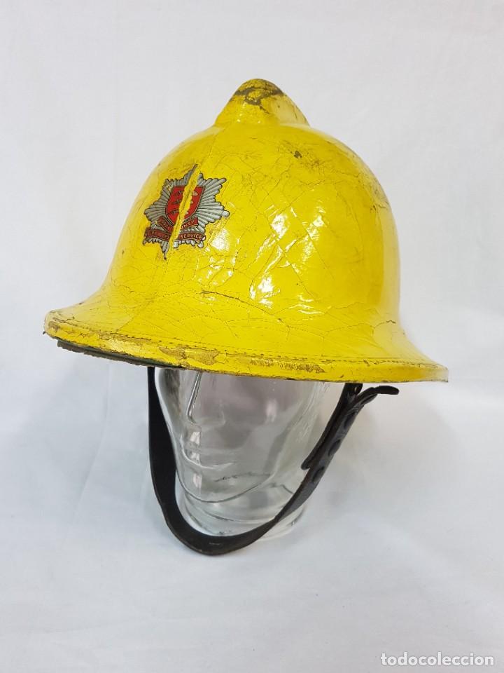 Coleccionismo: Casco de bombero ingl&eacute;s, 1983 - Foto 2