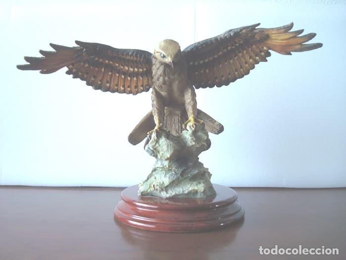 Coleccionismo: Figura escultura &aacute;guila desplegada con base de madera