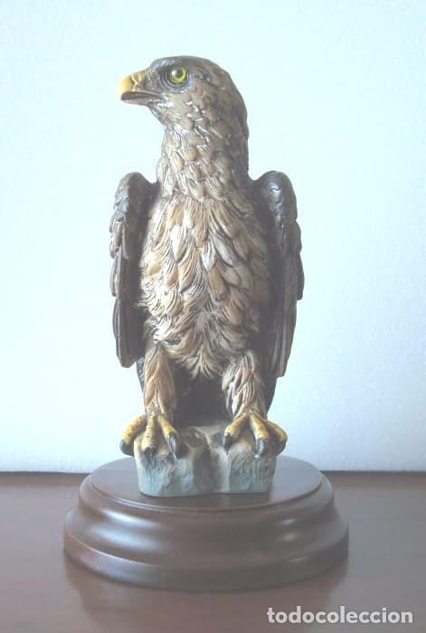 Coleccionismo: Figura &aacute;guila vigilando con base de madera
