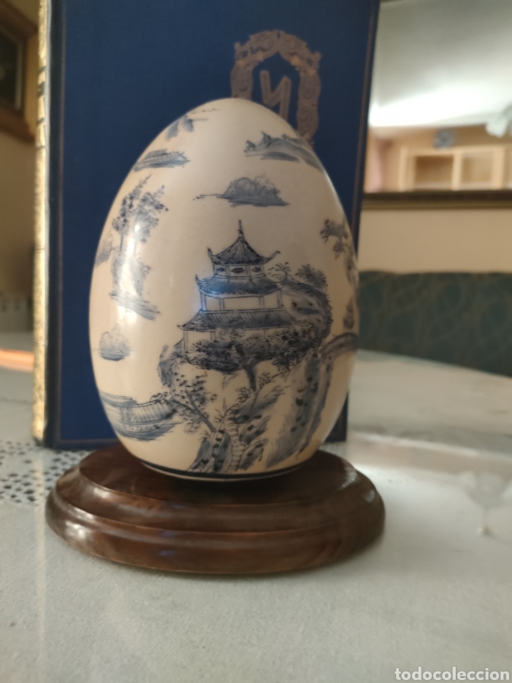 Coleccionismo: Huevo de porcelana policromada china con base de madera 15x19 CMS aproximadamente