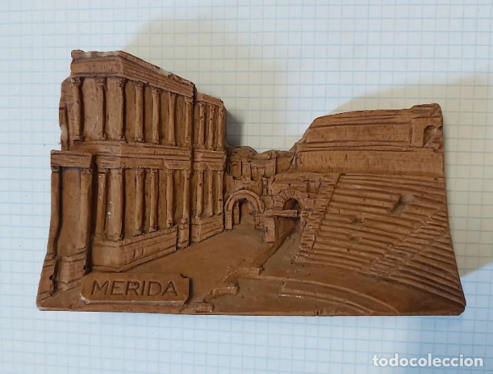 Coleccionismo: Recuerdo pisapapeles de M&eacute;rida de pasta o similar, 11,5 x 7,5 cm
