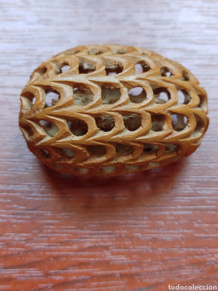 Collectionnisme: Huevo en madera de sandalo. Calado con un pollito dentro.