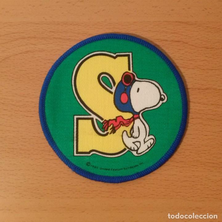 Coleccionismo: Parche de tela Snoopy. Letra S. A&ntilde;os 80. 10cm di&aacute;metro.