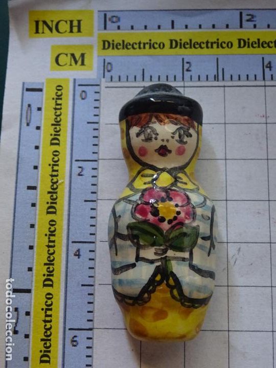 Coleccionismo: IM&Aacute;N DE NEVERA. SOUVENIR RECUERDO TURISMO. FIGURITA MUJER PORCELANA PINTADA A MANO. EUROPA ESTE?