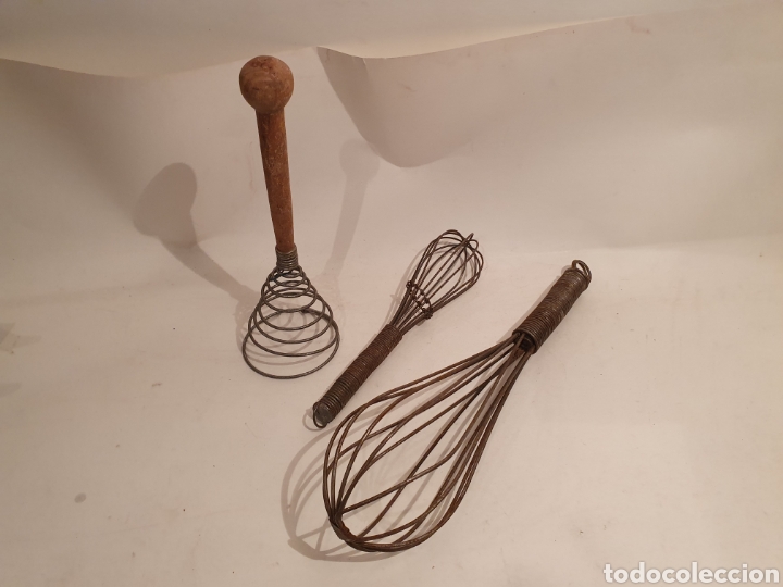Collectionnisme: TRES BATIDORES DE ALAMBRE. ANTIGUOS UTENSILIOS DE COCINA. MENAJE. LEVANTA CLARASAS MAS 2 BATIDORES.
