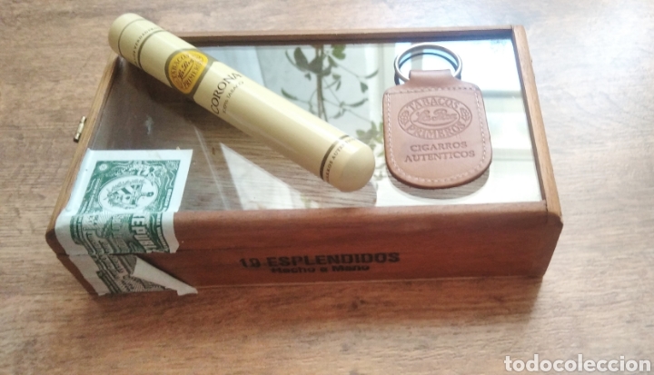 Coleccionismo: ANTIGUA CAJA DE MADERA HECHA A MANO (VAC&Iacute;A) DE PUROS LA HABANA CUBA CON TAPA DE CRISTAL, LLAVERO Y C