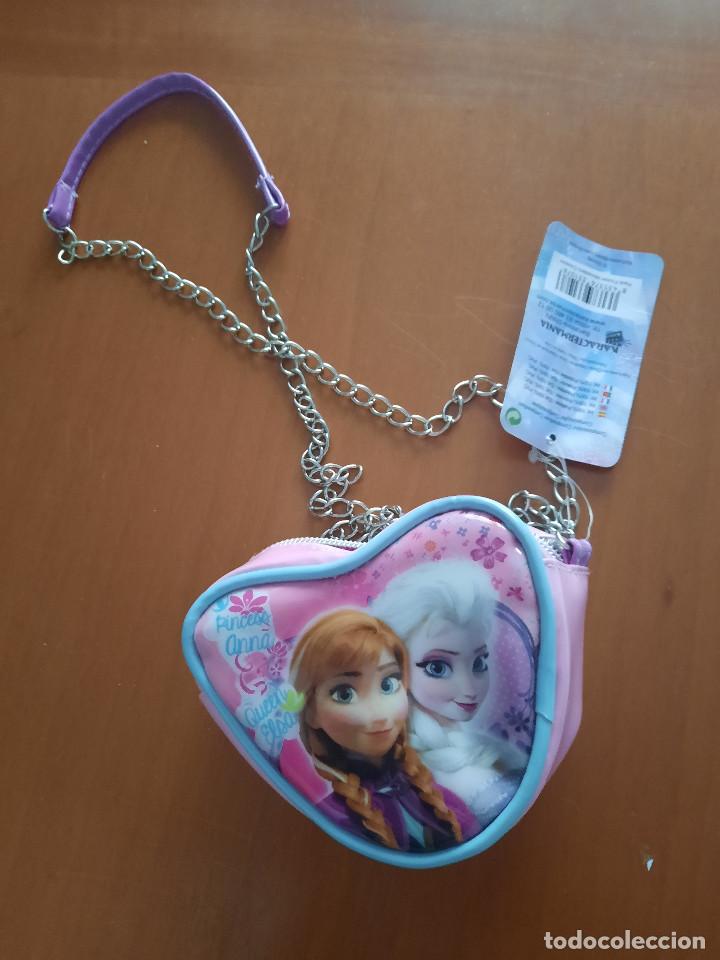 Colecionismo: FROZEN. BOLSO DE PL&Aacute;STICO EN FORMA DE CORAZ&Oacute;N. CON CADENA. BUEN ESTADO. KARACTERMANIA