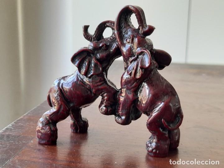 Collectionnisme: Figura de pareja de elefantes con la trompa levantada, se&ntilde;al de buen augurio,en escena de pelea
