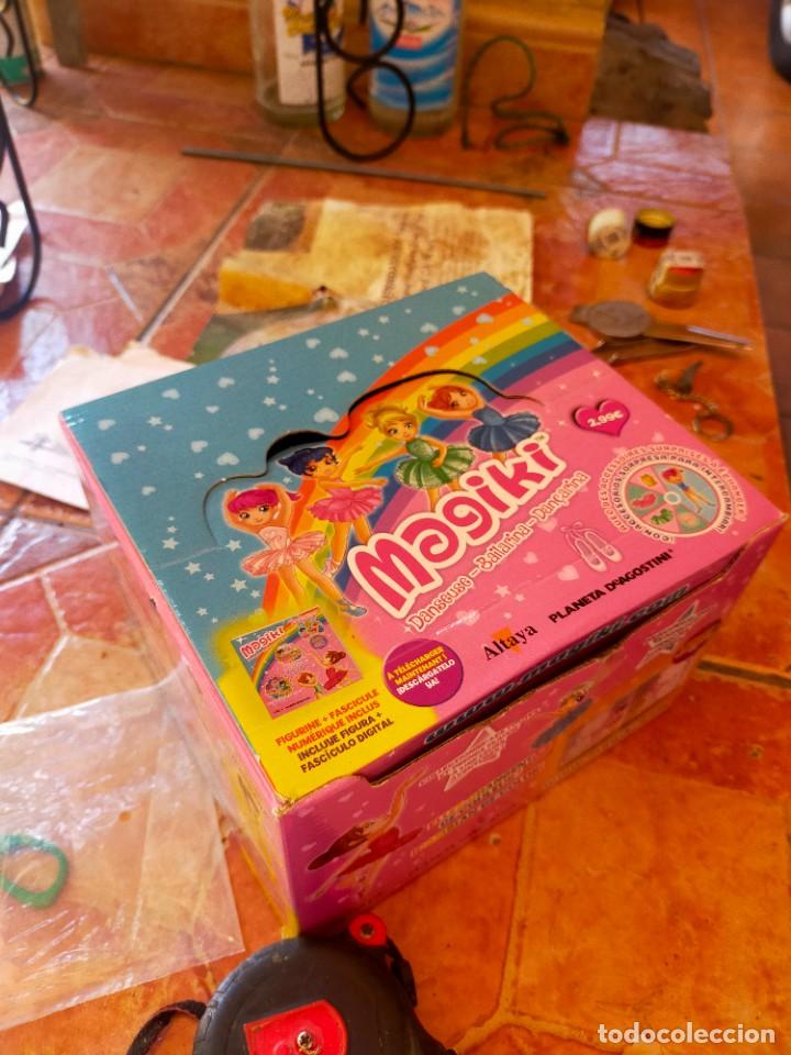 Coleccionismo: Antigua caja vacia coleccion mu&ntilde;ecas figuras promocionales Magiki Altaya