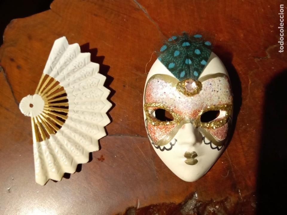 Collecting: DOS BROCHES DE AGUJA, UN ABANICO Y UNA MASCARA VENECIANA CON PLUMA DE PAVO REAL