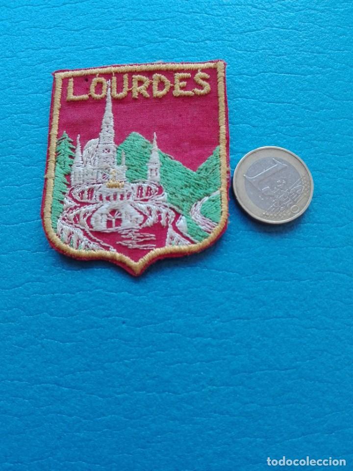 Coleccionismo: ANTIGUO PARCHE DE TELA - LOURDES