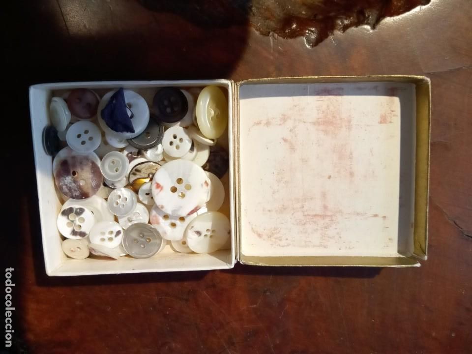 Collezionismo: CAJITA DE CARTON CON 60 BOTONES DE NACAR B35