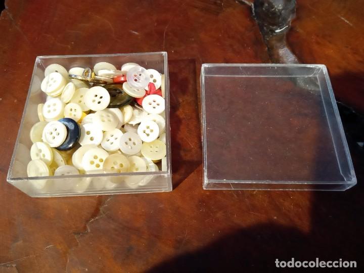 Coleccionismo: CAJITA DE BOTONES DE TODO TIPO - Foto 1