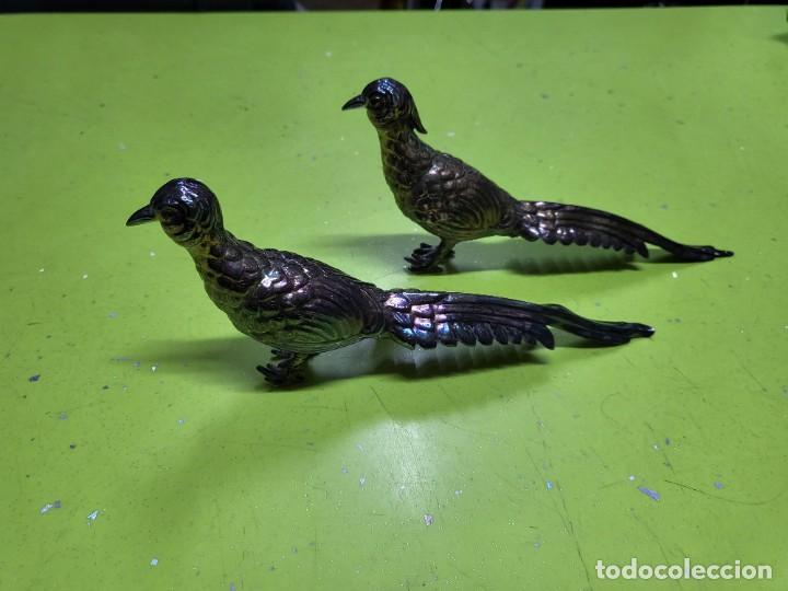 Coleccionismo: PAREJA DE FAISANES EN METAL PLATEADO - Foto 1