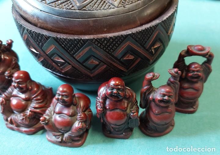 Coleccionismo: Caja de madera con 6 figuritas de Buda - Foto 3