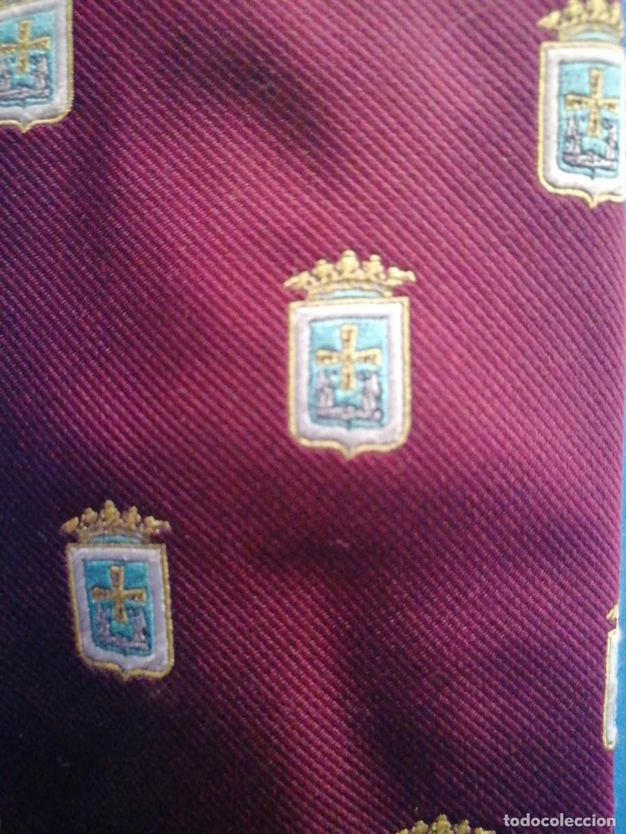 Coleccionismo: Corbata granate con escudo de Asturias - Foto 3