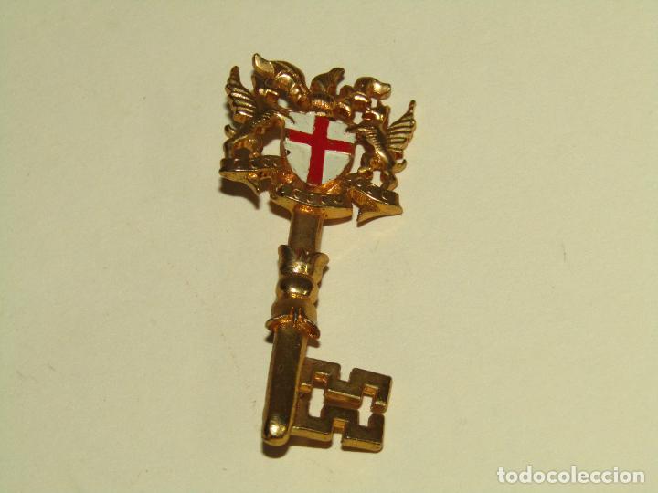 Coleccionismo: Antiguo Alfiler de Solapa o Pecho con Llave de Lat&oacute;n y Esmaltes
