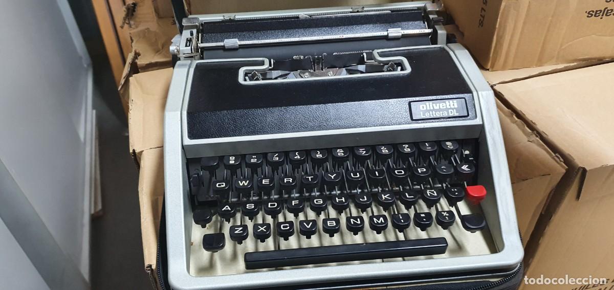 Coleccionismo: MAQUINA DE ESCRIBIR OLIVETTI LETTERA DL, CON MALETA ORIGINAL