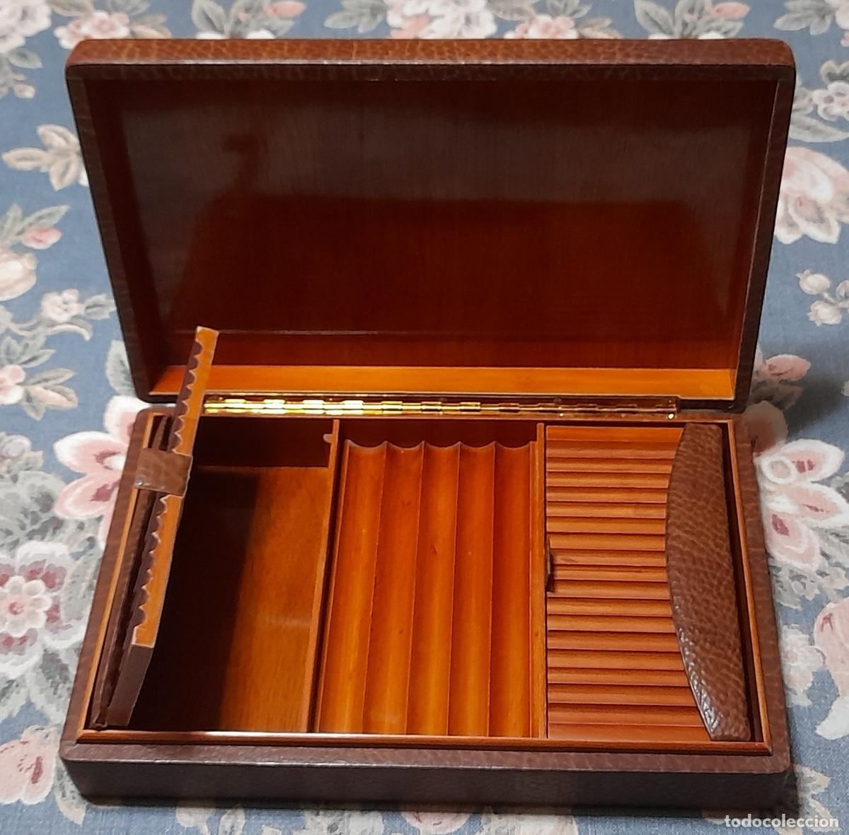 Coleccionismo: CAJA CIGARRERA de piel grabada e interior de madera. - Foto 2
