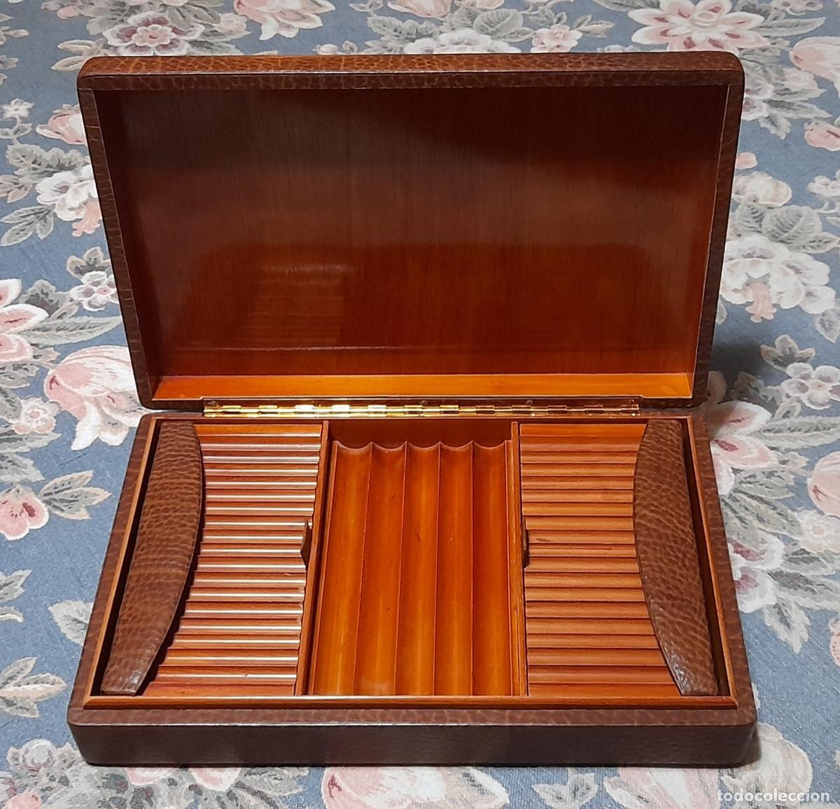 Coleccionismo: CAJA CIGARRERA de piel grabada e interior de madera. - Foto 3