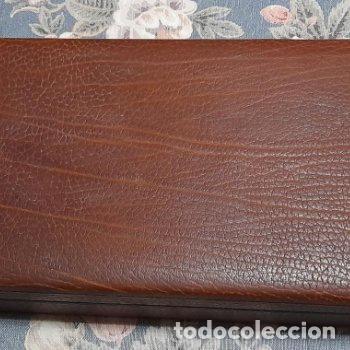 Coleccionismo: CAJA CIGARRERA de piel grabada e interior de madera. - Foto 4
