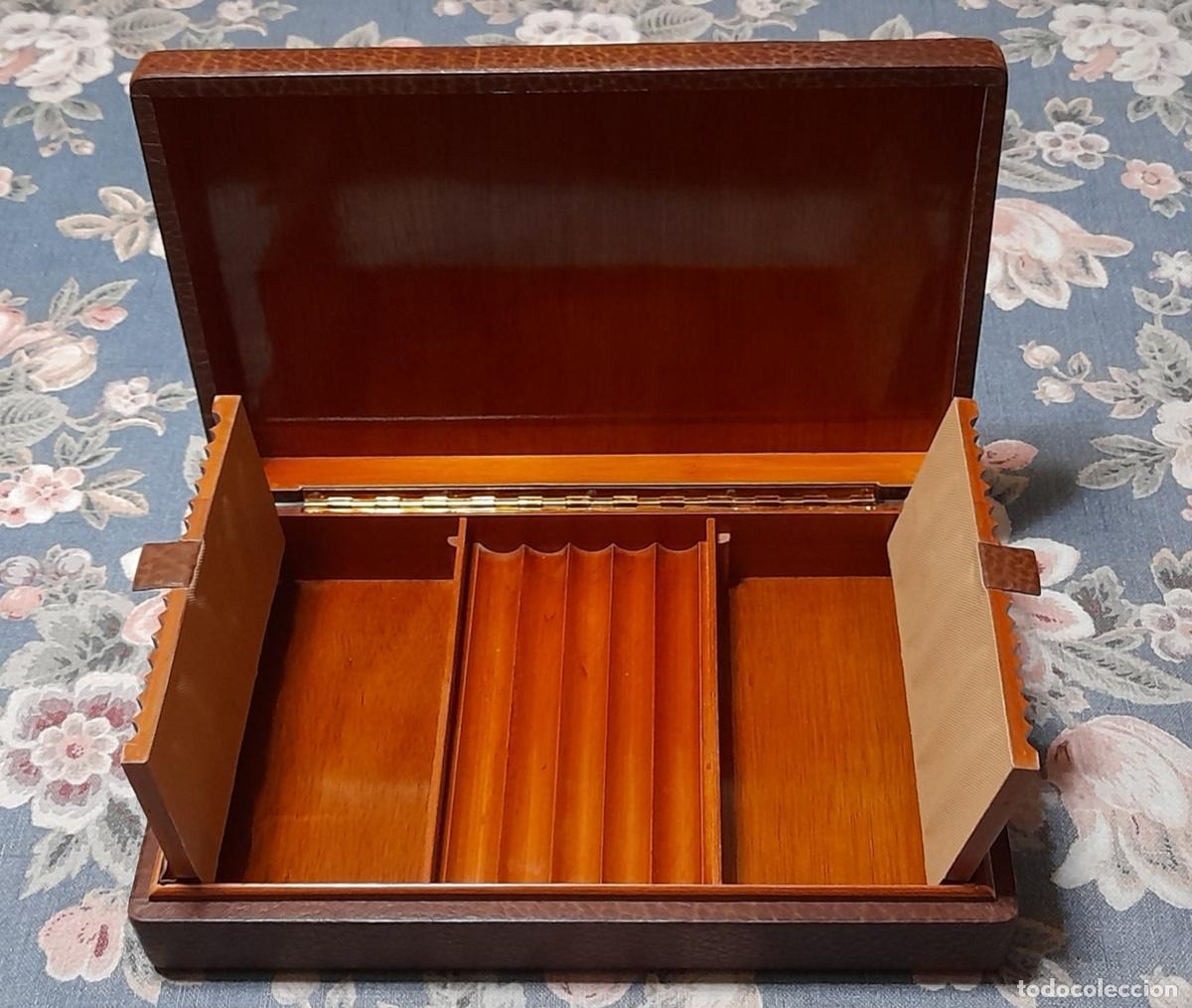 Coleccionismo: CAJA CIGARRERA de piel grabada e interior de madera. - Foto 1