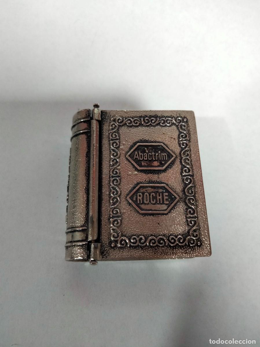 Coleccionismo: PASTILLERO METALICO EN FORMA DE LIBRO - Foto 1