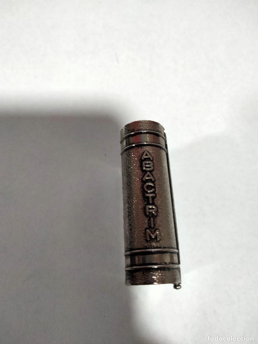 Coleccionismo: PASTILLERO METALICO EN FORMA DE LIBRO - Foto 2