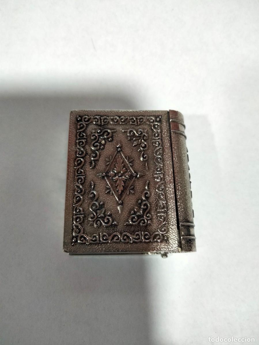 Coleccionismo: PASTILLERO METALICO EN FORMA DE LIBRO - Foto 3