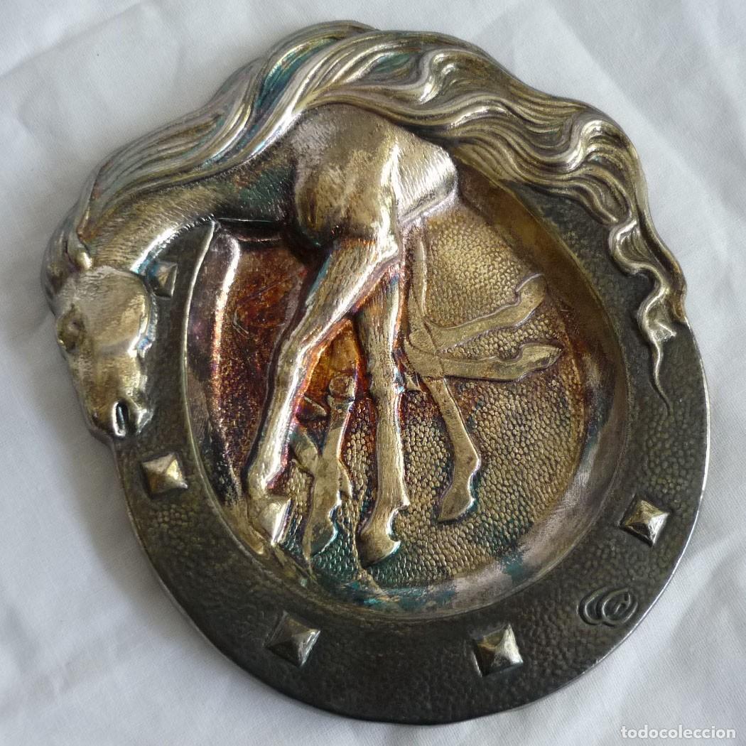 Coleccionismo: Chapa metal plateado herradura con caballo