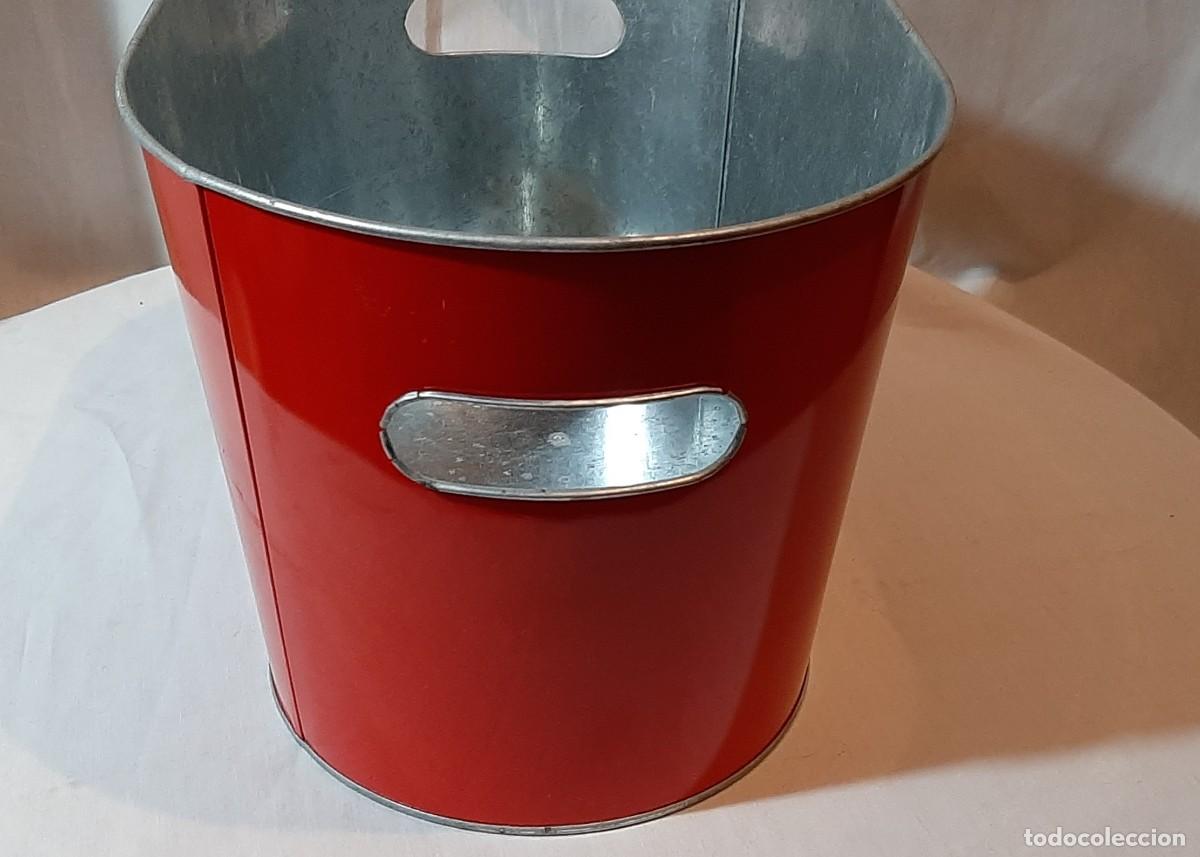 Coleccionismo: Cubo met&aacute;lico Coca Cola. - Foto 3