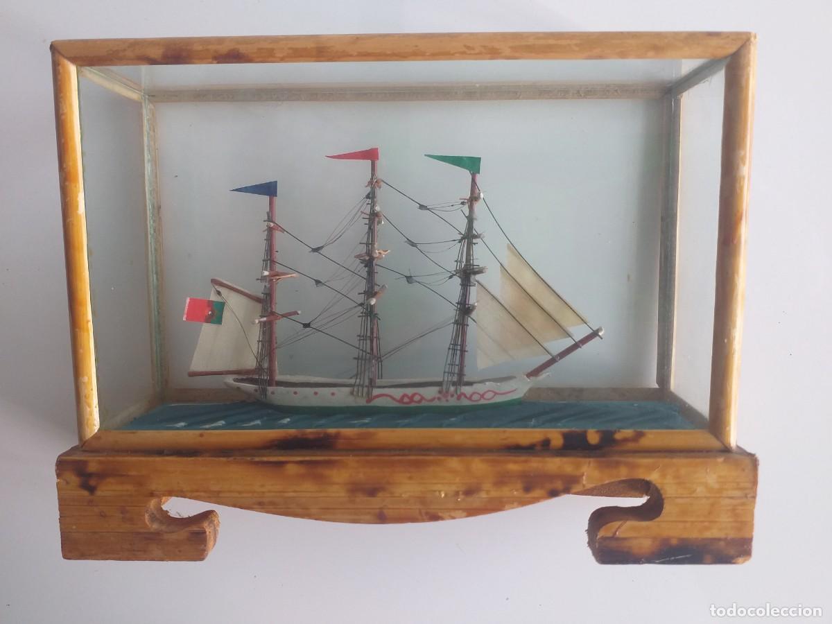 Coleccionismo: Miniatura de barco en vitrina. - Foto 1