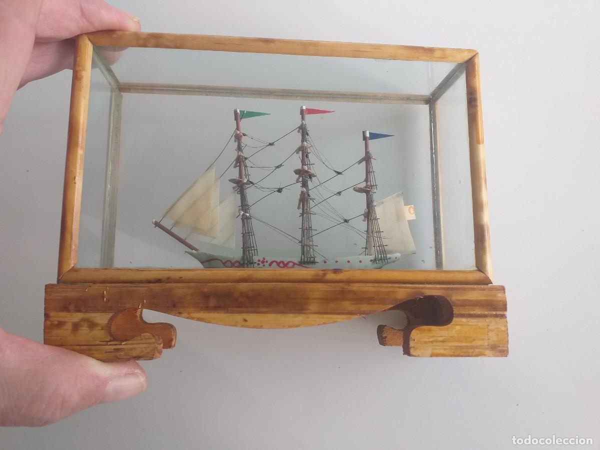 Coleccionismo: Miniatura de barco en vitrina. - Foto 2