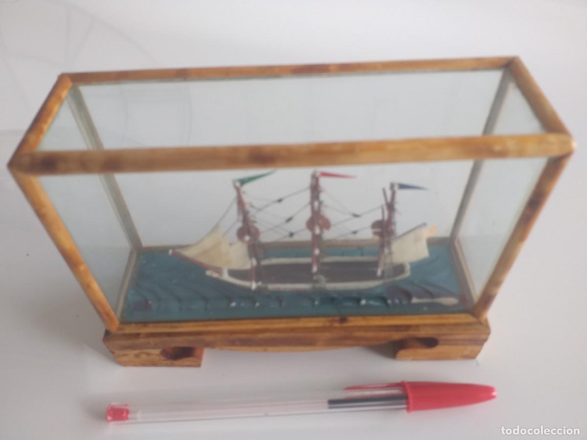 Coleccionismo: Miniatura de barco en vitrina. - Foto 3