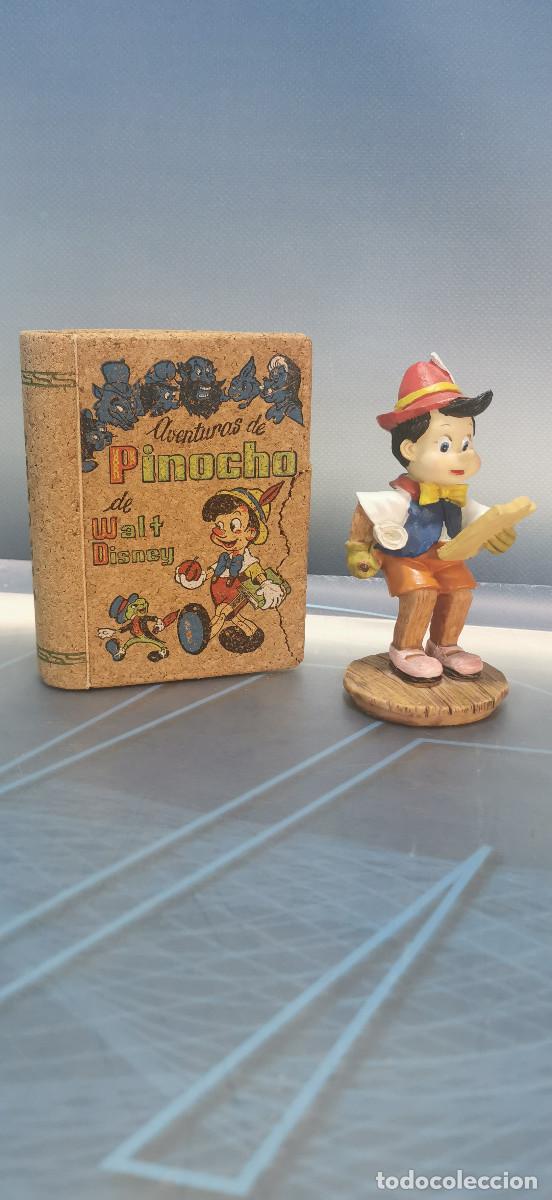 Coleccionismo: Figura + Estuche Aventuras de Pinocho de Walt Disney. Librito de corcho con espacio guardar cosas.