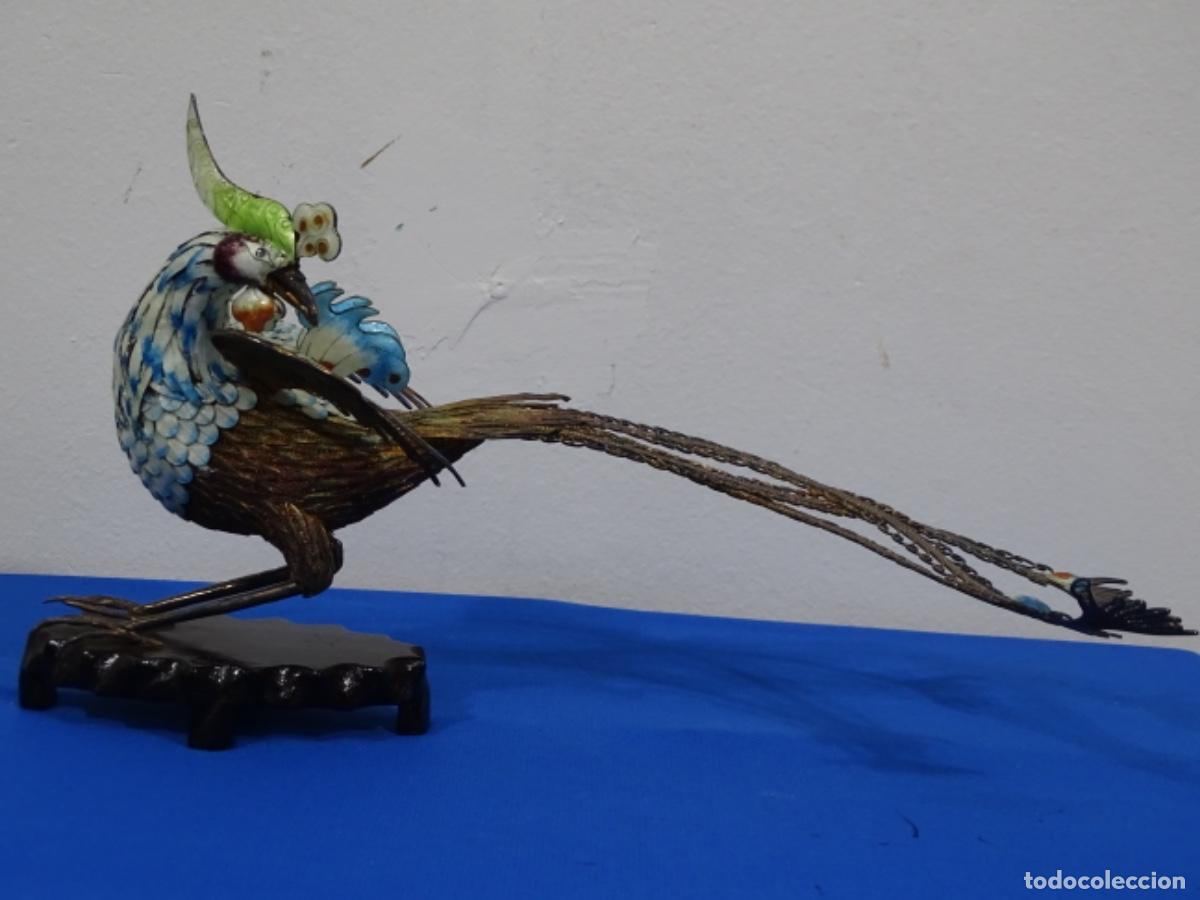 Coleccionismo: ANTIGUO PAVO REAL EN METAL Y CON ADORNOS. 33x18x10 CM.