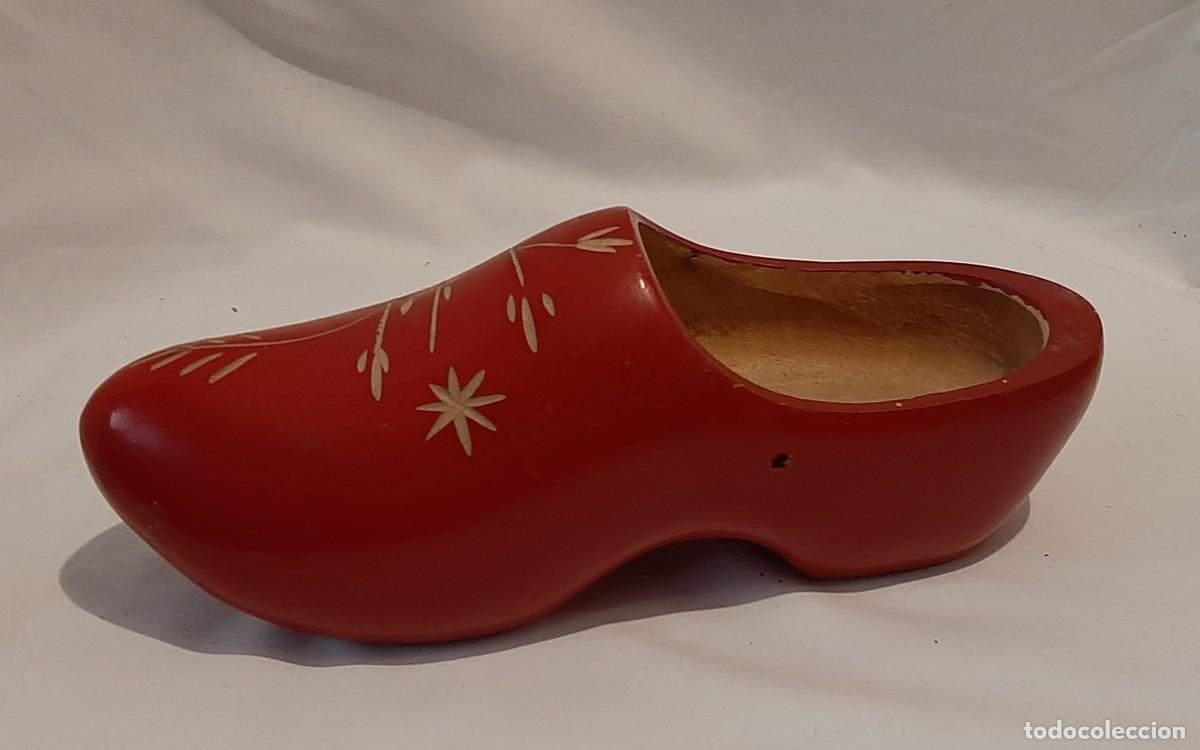 Collezionismo: Antiguo zueco rojo holand&eacute;s en madera maciza
